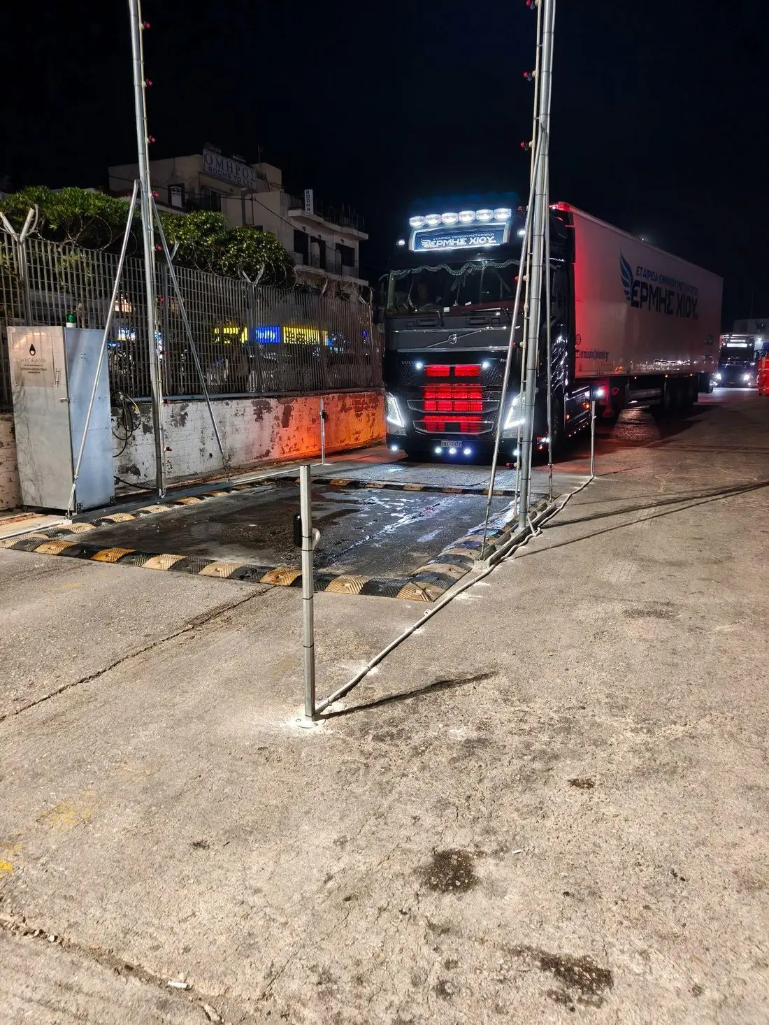 Υγειονομική αψίδα απολύμανσης σε λιμενική ζώνη τη νύχτα