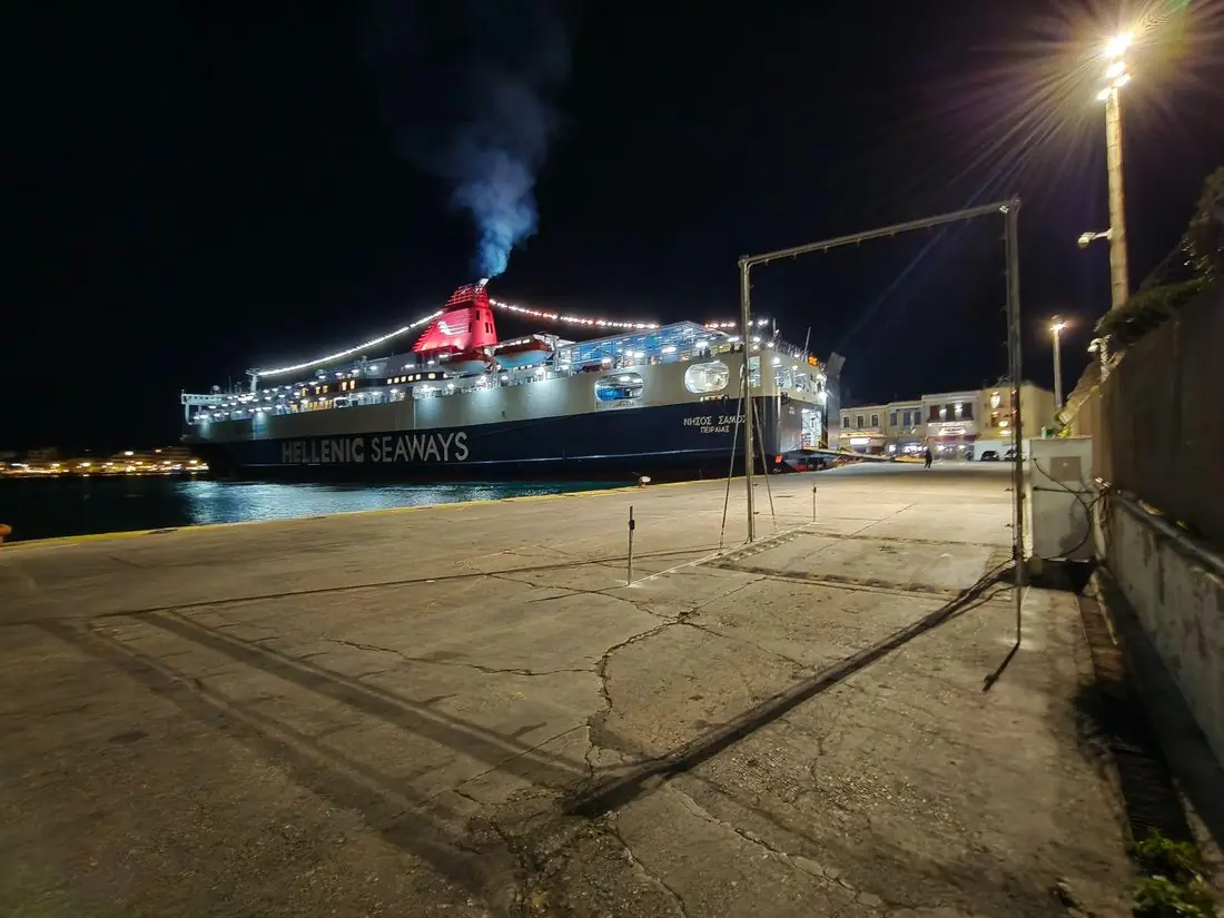 Υγειονομική πύλη απολύμανσης Hydrava σε λιμάνι — νυχτερινή λειτουργία