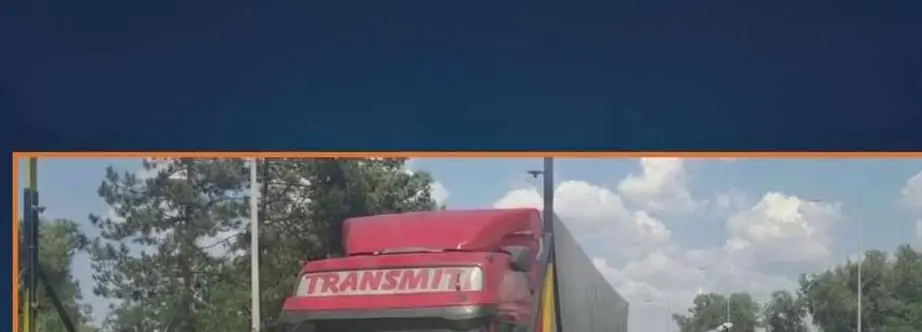 Φορτηγό μέσα στην πύλη απολύμανσης