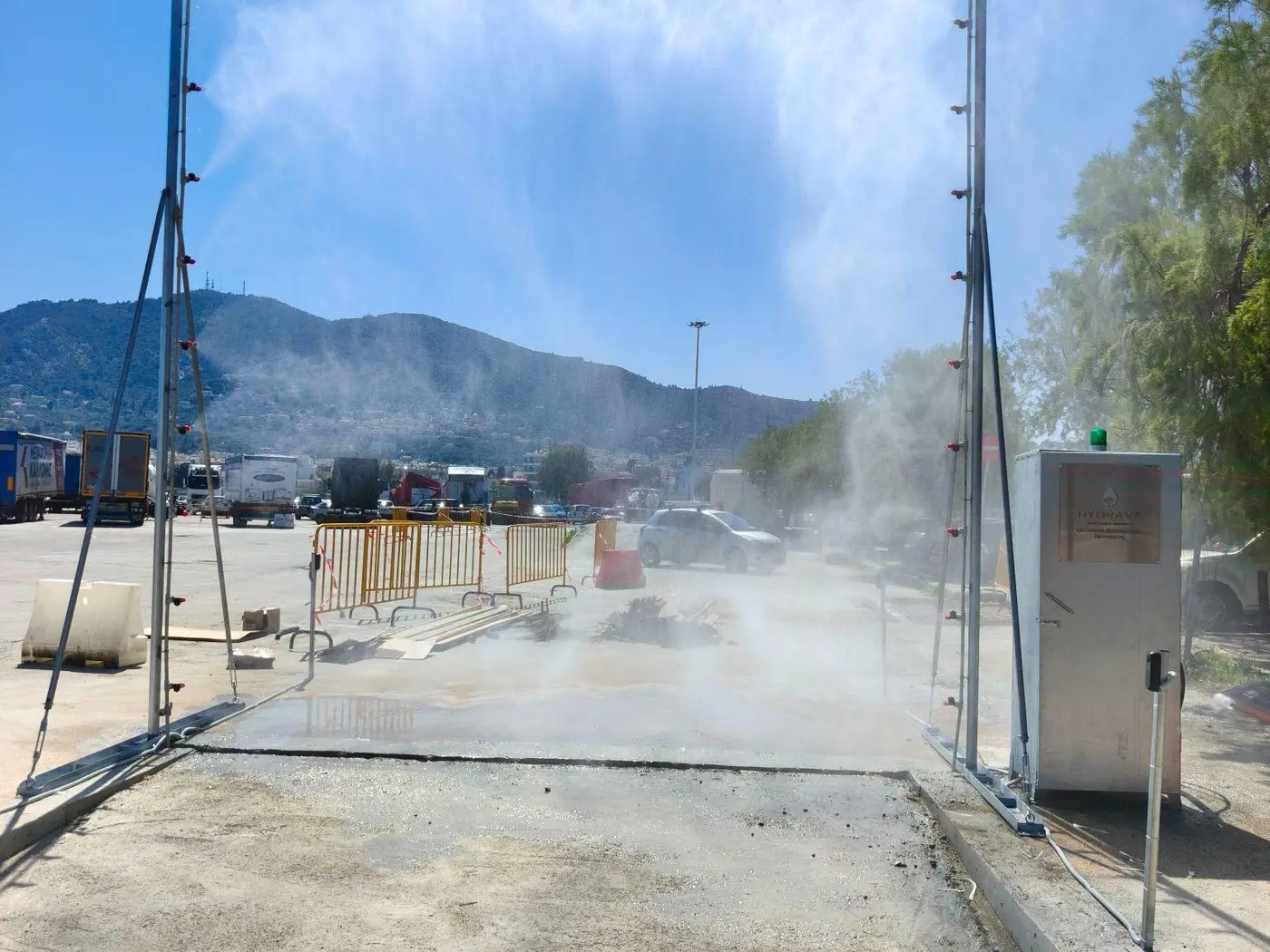 Υγειονομική πύλη απολύμανσης Hydrava σε λειτουργία — αυτόματος ψεκασμός οχήματος